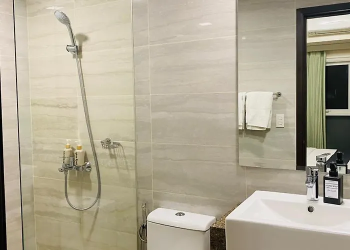 Savvy Combined 5br Near Okada Apartment